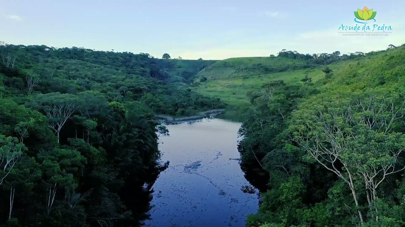 Açude cercado de Mata Atlântica no condomínio Açude da Pedra, em Aldeia