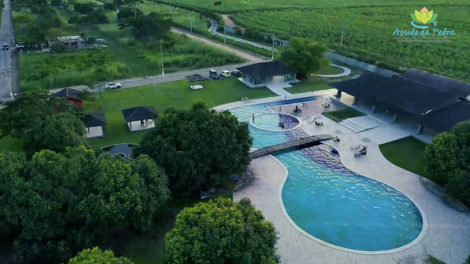 Área de lazer com piscinas